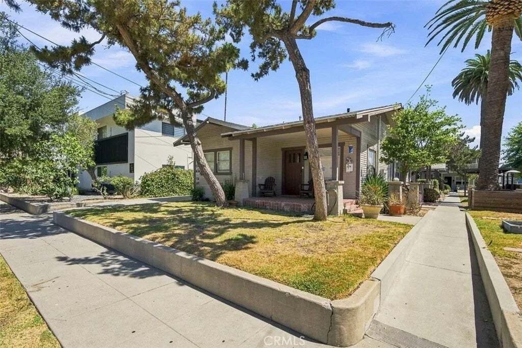 Altadena, California, United States 1 - 18816915