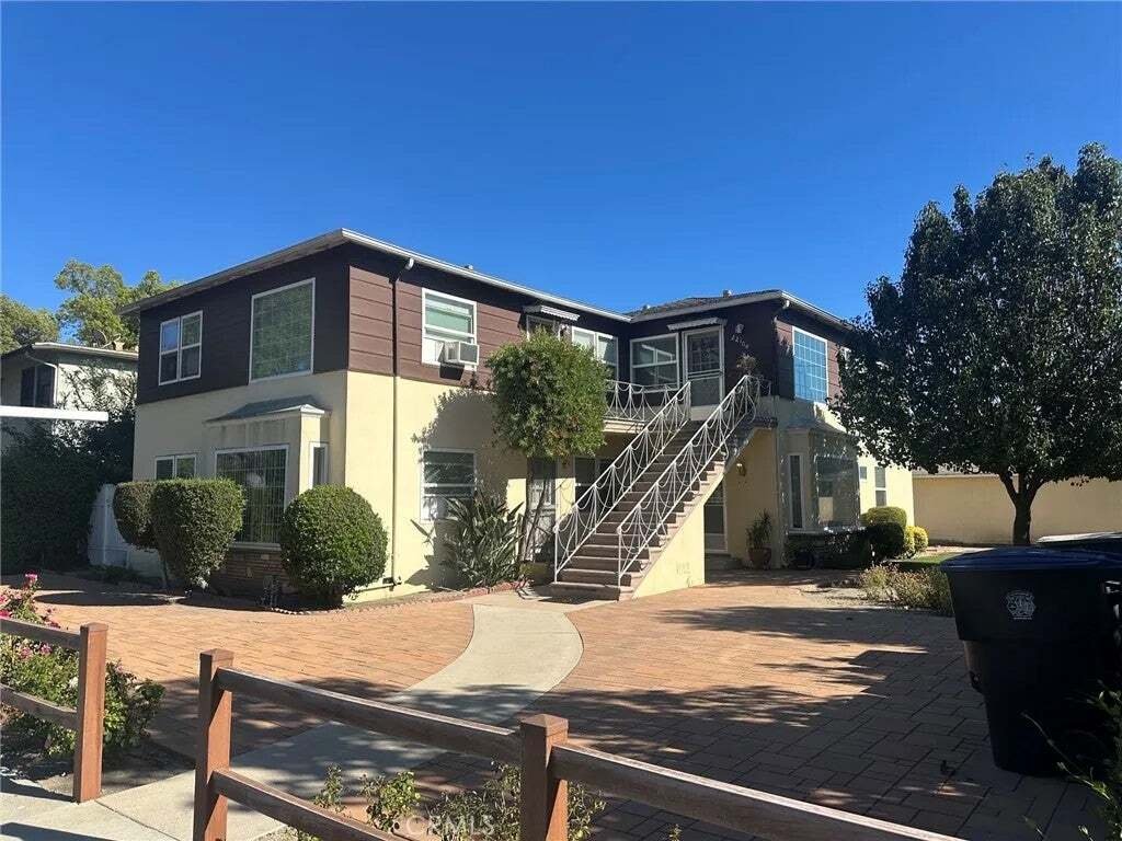 Burbank, California, United States 1 - 18816949