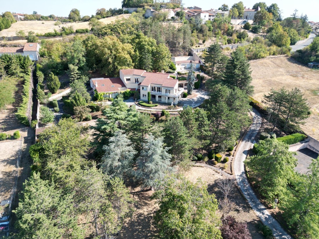 Villa in Beauregard-l'Eveque, Auvergne-Rhône-Alpes, France 1 - 18124602