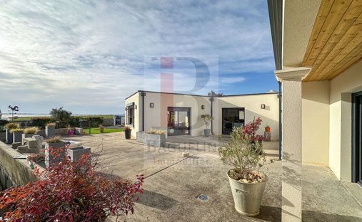 House in Yves, Nouvelle-Aquitaine, France 1
