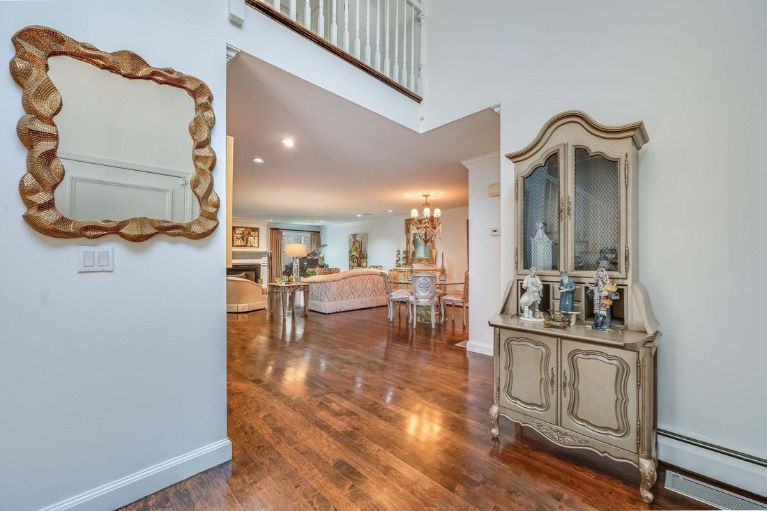 Condo in Newton, Massachusetts, United States 3 - 18817415