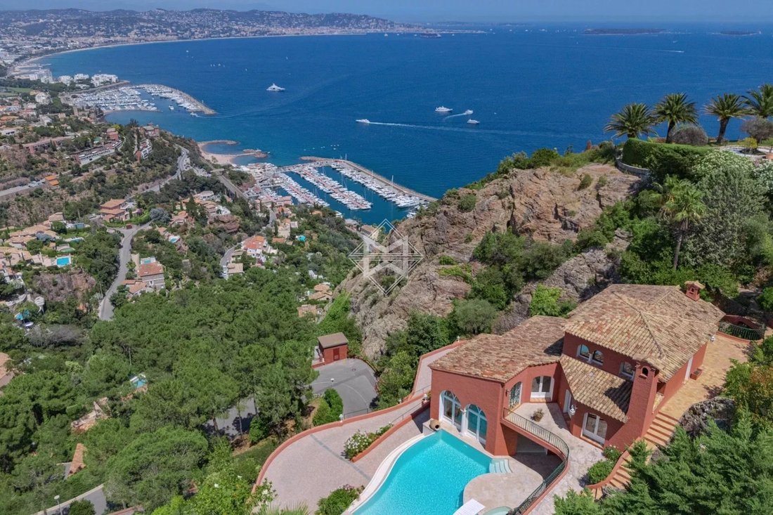 Villa a Théoule-sur-Mer, Provenza-Alpi-Costa Azzurra, Francia 1 - 18817939