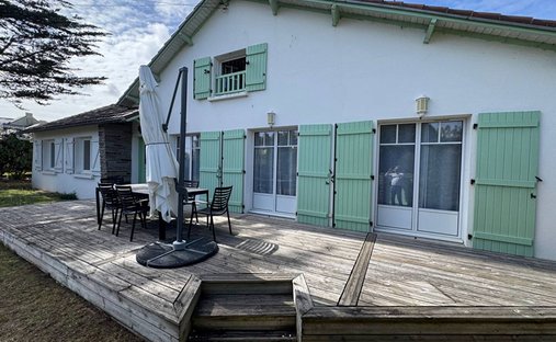 House in Baule, Centre-Val de Loire, France 1