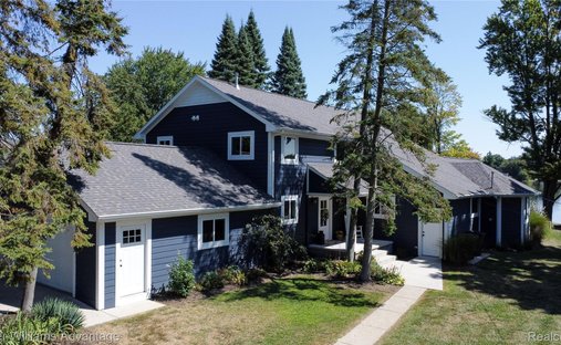 House in Commerce Charter Township, Michigan, United States 1