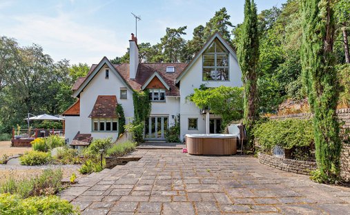 Haus in Lower Bourne (Farnham), Lower Bourne, England 1