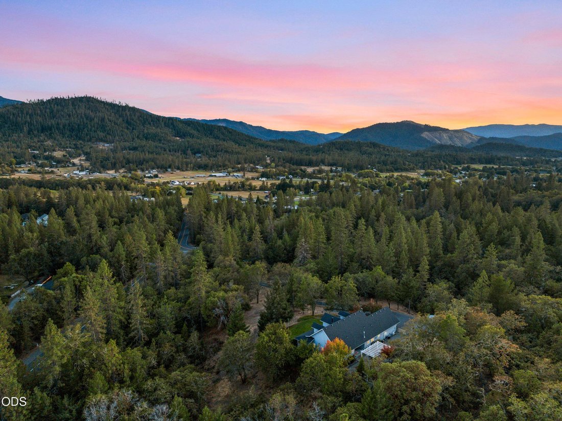 House in Grants Pass, Oregon, United States 2 - 18303799