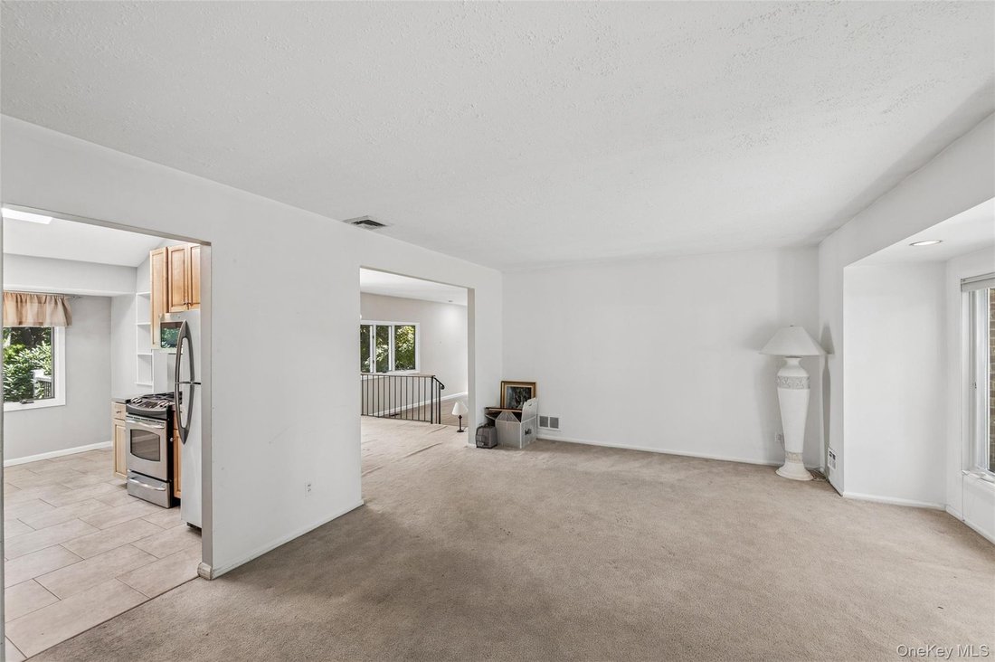 House in Hauppauge, New York, United States 3 - 18824759
