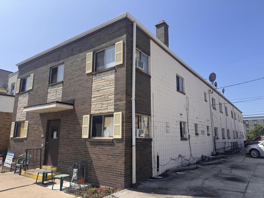 West Allis, Wisconsin, United States 2 - 18823520