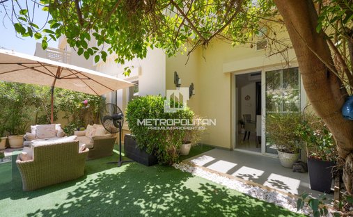 Townhouse in The Lakes, Dubai, United Arab Emirates 1