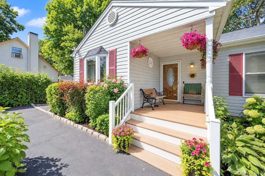House in Shirley, New York, United States 1 - 18822479