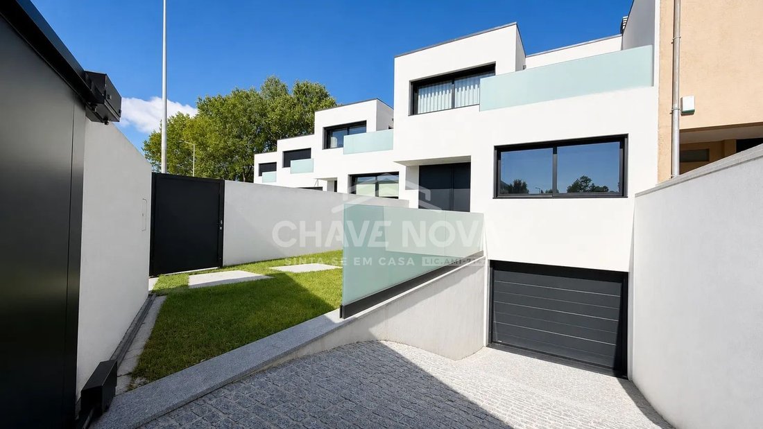 Townhouse in Gulpilhares e Valadares, Porto District, Portugal 1 - 18827266