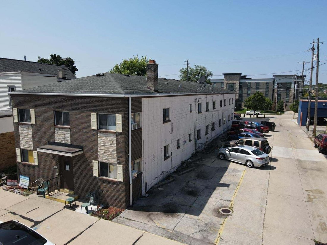 West Allis, Wisconsin, United States 1 - 18823520