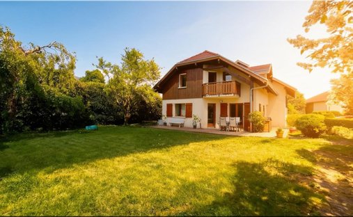 Haus in Crozet, Auvergne-Rhone-Alpen, Frankreich 1