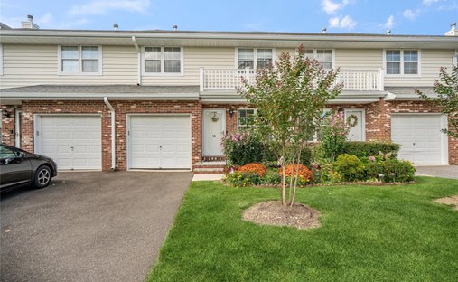 Condo in Central Islip, New York, United States 1