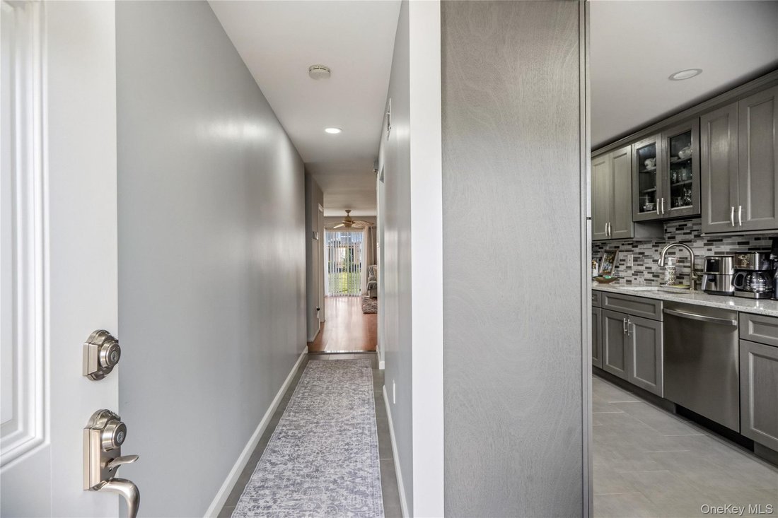 Condo in Central Islip, New York, United States 4 - 18824700