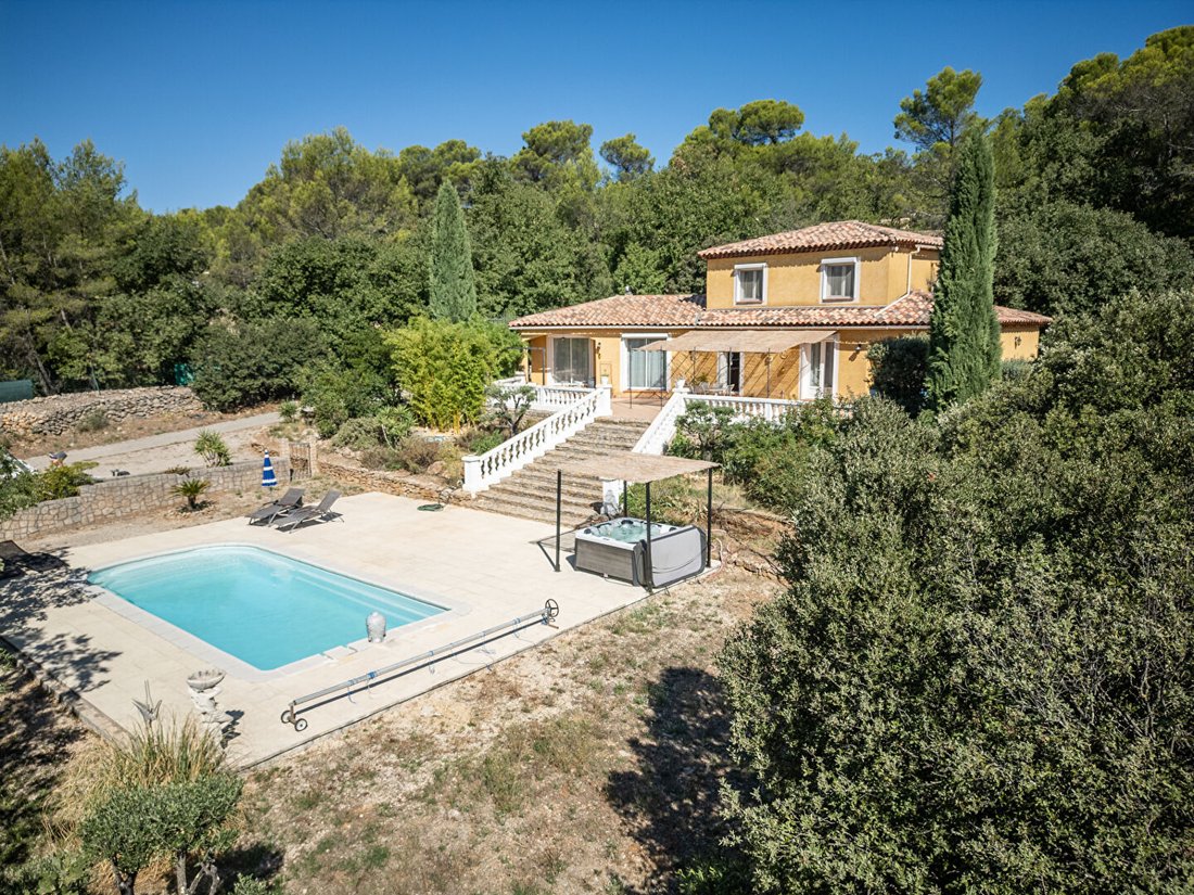 Villa in La Roquebrussanne, Provence-Alpes-Côte d'Azur, France 1 - 18825522