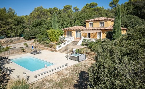 Villa à La Roquebrussanne, Provence-Alpes-Côte d'Azur, France 1