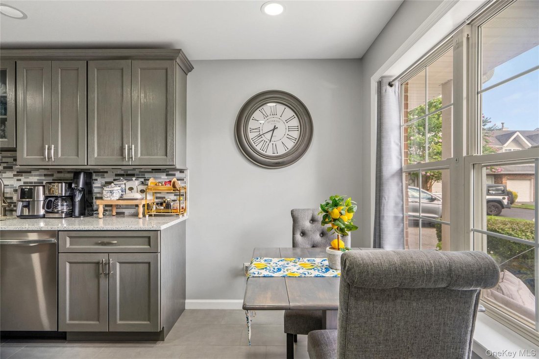 Condo in Central Islip, New York, United States 5 - 18824700