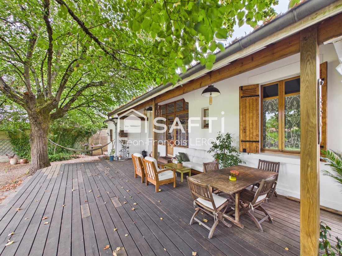 House in Saint-Medard-en-Jalles, Nouvelle-Aquitaine, France 1 - 17968002
