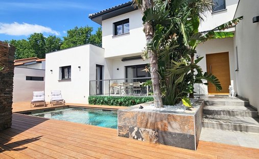 House in Ouest, Bompas, France 1