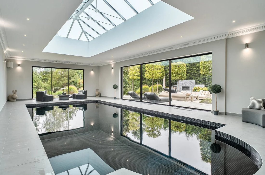 House in Oxshott, Elmbridge, England 1 - 18830036