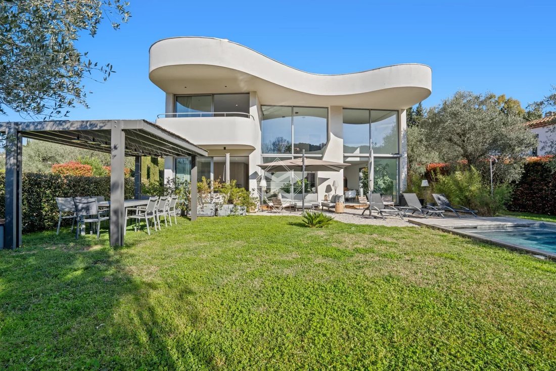 Villa in Valbonne, Provence-Alpes-Côte d'Azur, France 1 - 17454874
