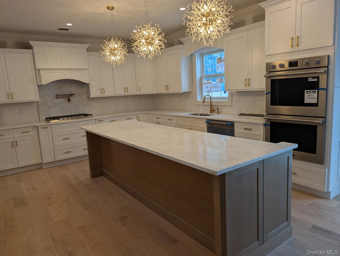 House in Bethpage, New York, United States 3 - 18834505