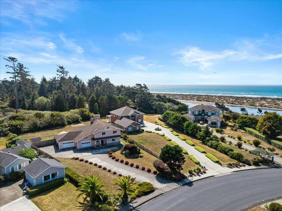 McKinleyville, California, United States 2 - 18831586