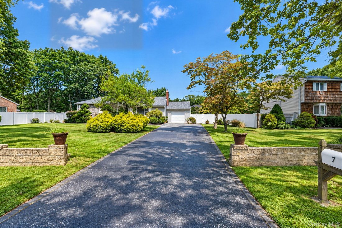 House in Commack, New York, United States 3 - 18834522