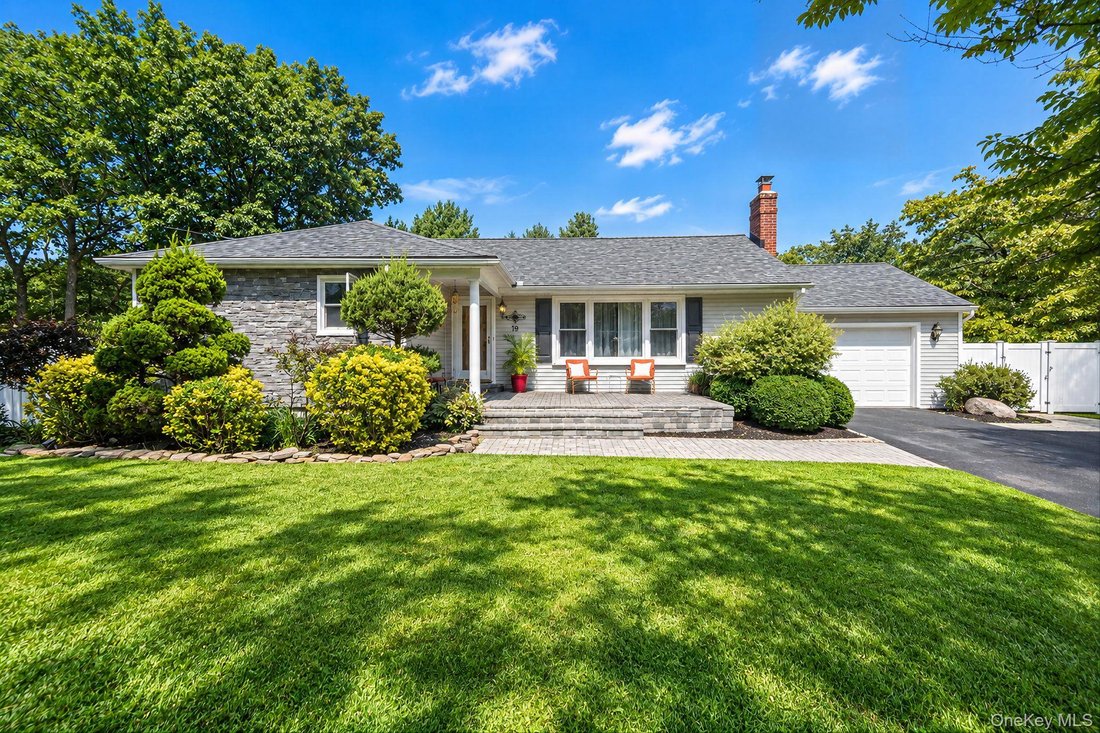 House in Commack, New York, United States 1 - 18834522