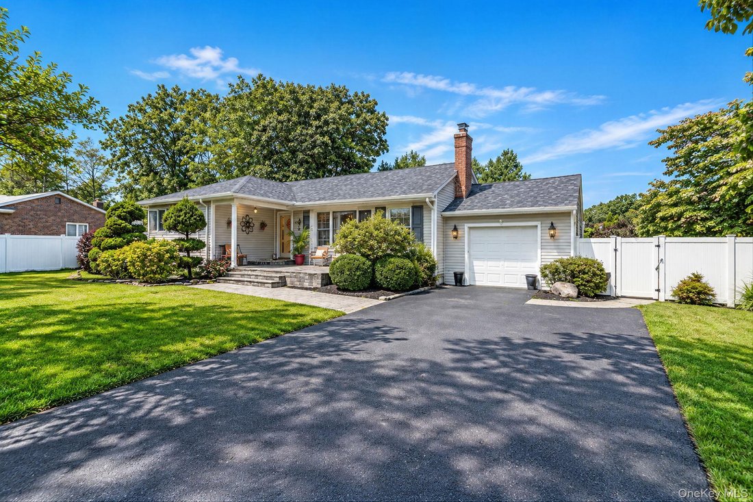 House in Commack, New York, United States 2 - 18834522