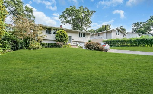 House in Commack, New York, United States 1