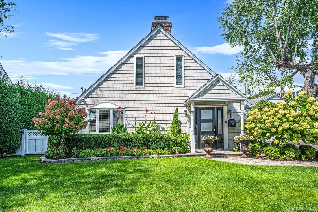 House in East Meadow, New York, United States 2 - 18830664
