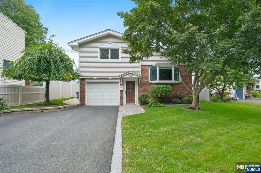 House in Elmwood Park, New Jersey, United States 2 - 18831585