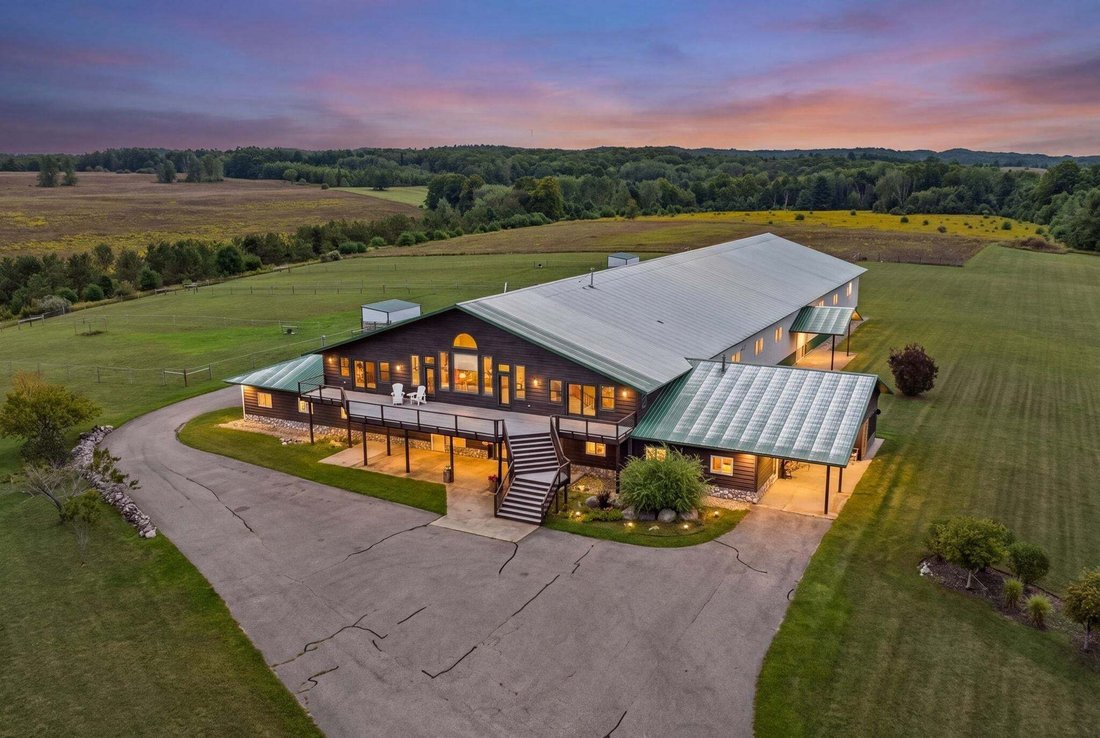 Casa a East Jordan, Michigan, Stati Uniti 1 - 18833073