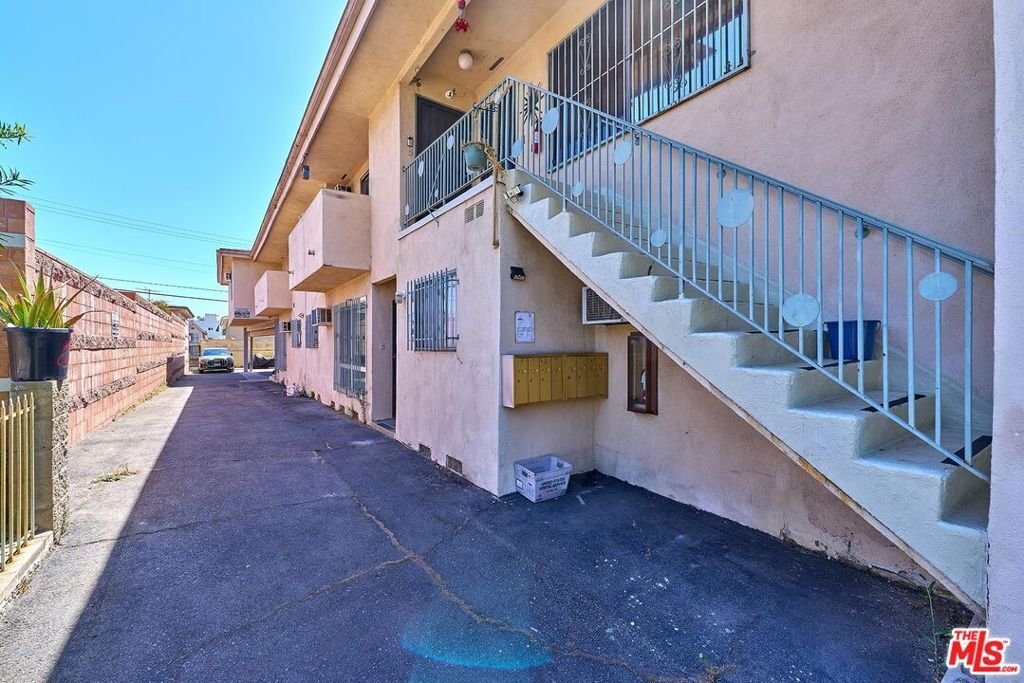 Los Angeles, California, United States 4 - 18832372
