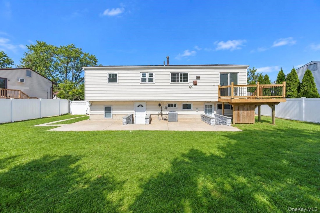 House in Coram, New York, United States 5 - 18830567