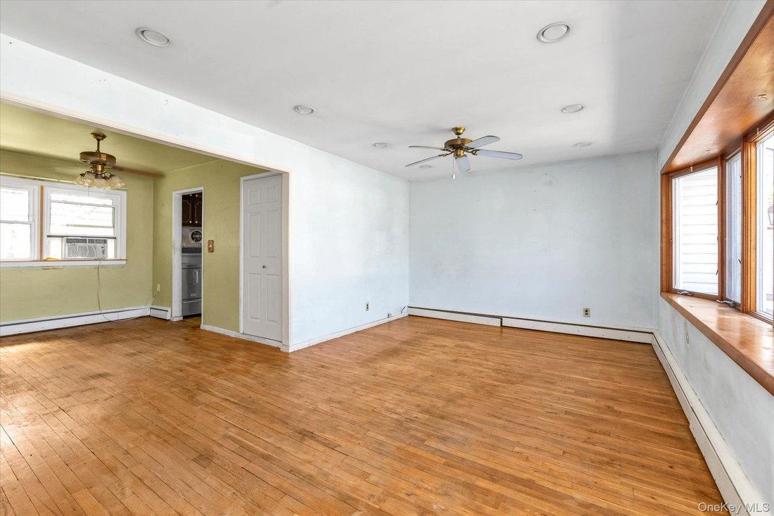 House in Bethpage, New York, United States 5 - 18834520