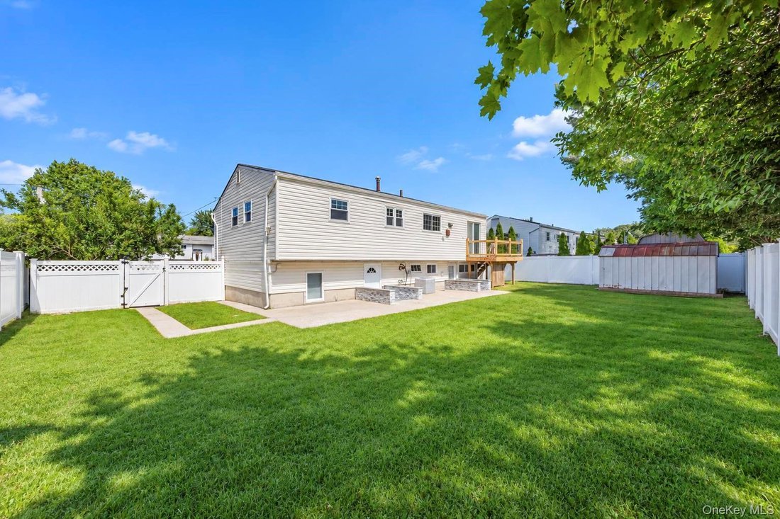 House in Coram, New York, United States 4 - 18830567