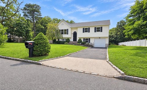 House in Coram, New York, United States 1