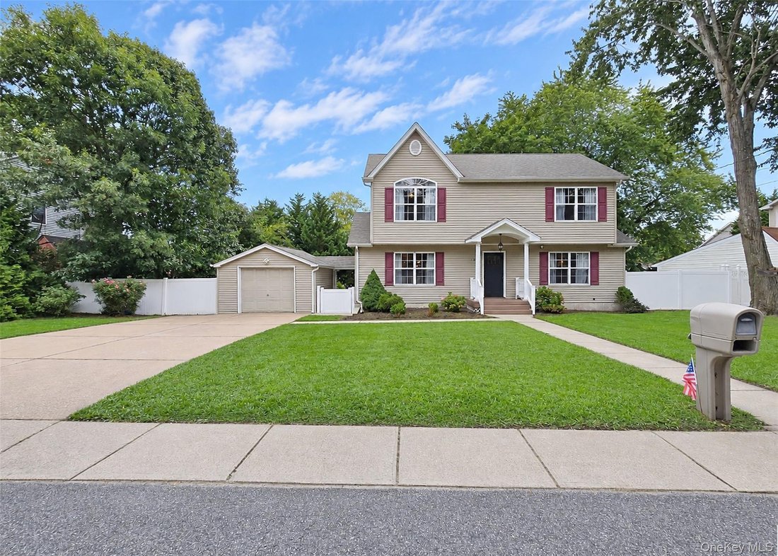 House in Lake Grove, New York, United States 1 - 18830568