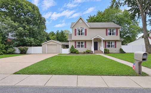House in Lake Grove, New York, United States 1