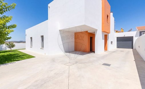 House in Ponte do Rol, Lisbon, Portugal 1
