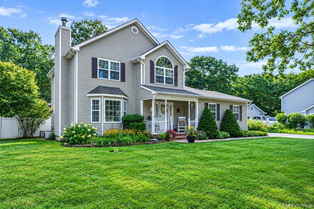 House in Yaphank, New York, United States 3 - 18831877