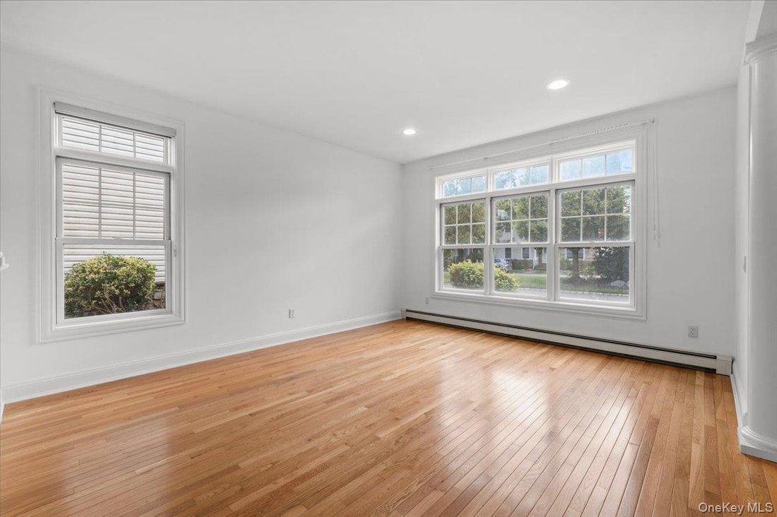Condo in Port Washington, New York, United States 5 - 18832839