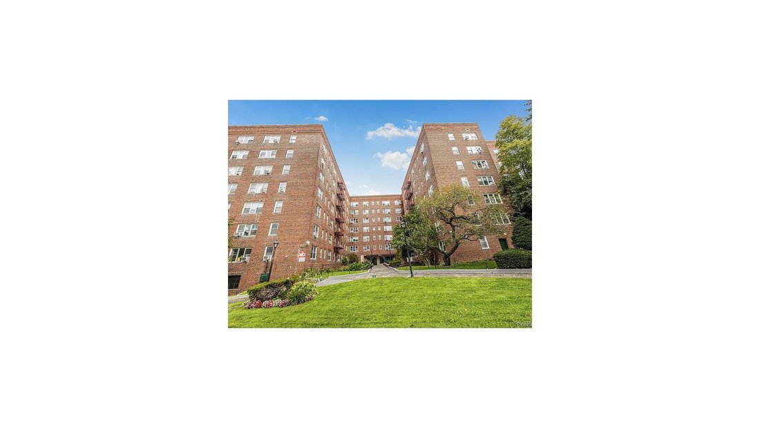 Yonkers, New York, United States 1 - 18834556
