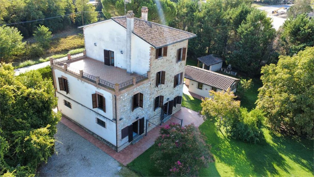 Estate in Todi, Umbria, Italy 1 - 18834146