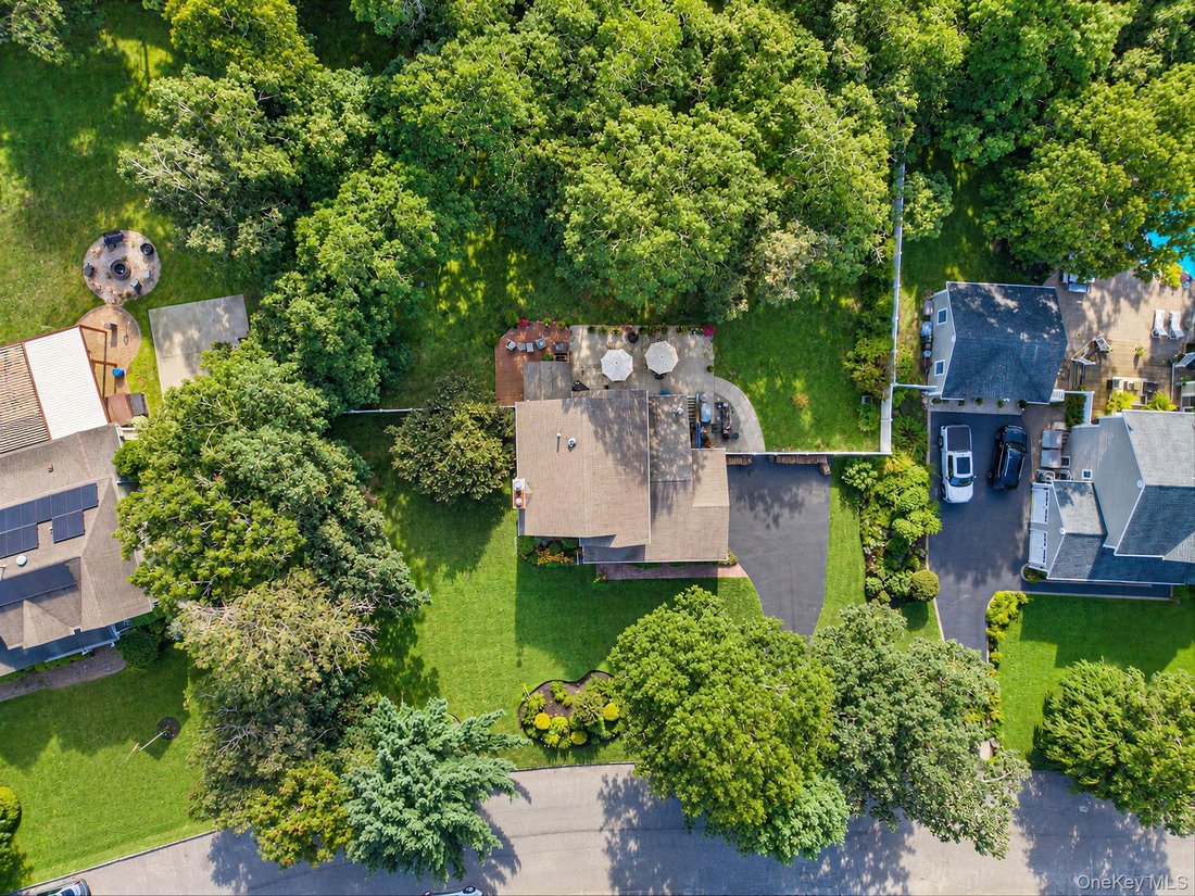 House in Yaphank, New York, United States 5 - 18831877