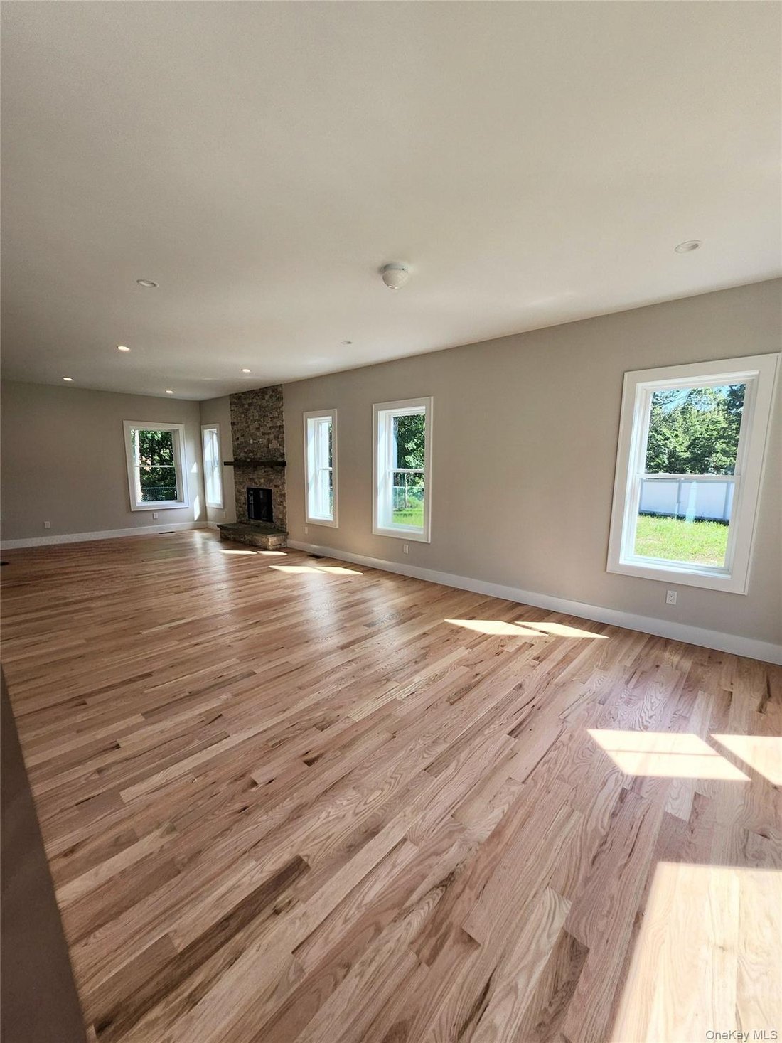 House in Yaphank, New York, United States 5 - 18832834