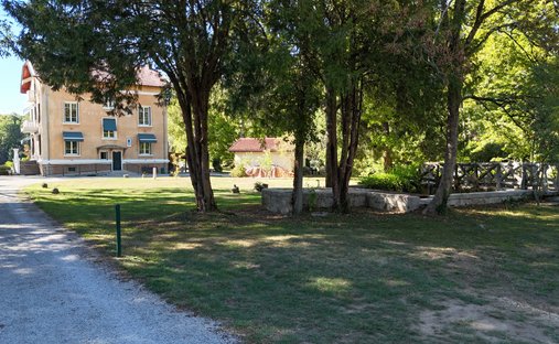 Schloss in Neuville-sur-Ain, Auvergne-Rhone-Alpen, Frankreich 1
